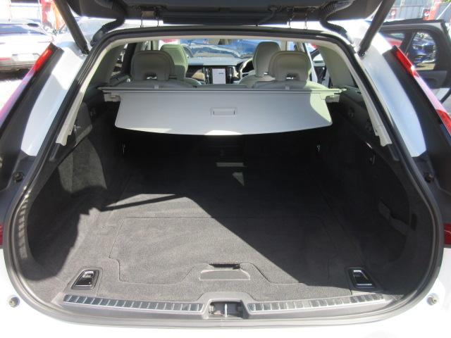 Ｖ９０ リチャージＰＨＶ　Ｔ８　ＡＷＤ　インスクリプション　・ハーマンカードン　パノラマガラスルーフ　純正グーグルナビ　全周囲カメラ　ＥＴＣ　パイロットアシスト　安全支援機能　ＨＵＤ　ステアリングヒーター　白本革シート　シートヒーター　エアシート　電動ゲート（25枚目）