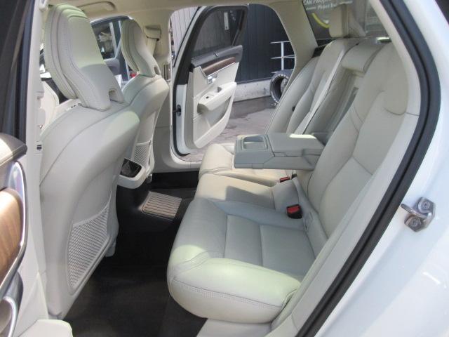 Ｖ９０ リチャージＰＨＶ　Ｔ８　ＡＷＤ　インスクリプション　・ハーマンカードン　パノラマガラスルーフ　純正グーグルナビ　全周囲カメラ　ＥＴＣ　パイロットアシスト　安全支援機能　ＨＵＤ　ステアリングヒーター　白本革シート　シートヒーター　エアシート　電動ゲート（45枚目）