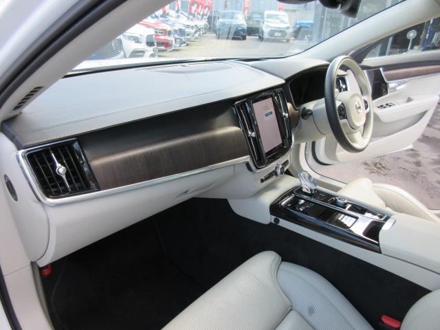 Ｖ９０ リチャージＰＨＶ　Ｔ８　ＡＷＤ　インスクリプション　・ハーマンカードン　パノラマガラスルーフ　純正グーグルナビ　全周囲カメラ　ＥＴＣ　パイロットアシスト　安全支援機能　ＨＵＤ　ステアリングヒーター　白本革シート　シートヒーター　エアシート　電動ゲート（49枚目）