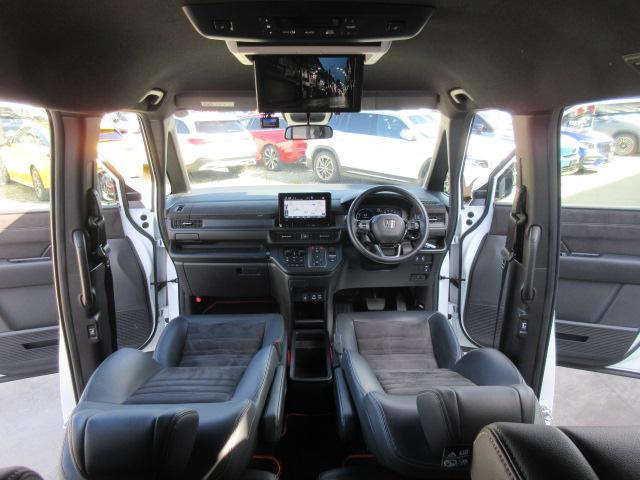 ステップワゴン e:HEVスパーダ プレミアムライン ・純正ギャザーズ9型ナビ 純正10型フリップダウンモニター フルセグTV 黒半革 シートヒーター CMBS 両側自動ドア 電動テールゲート 踏み間違い衝突軽減 BSM 無限フロアマット&サイドバイザー(5枚目)