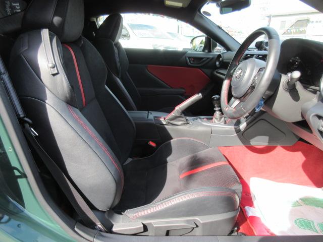 ＧＲ８６ ＲＺ　６速ＭＴ　・リッジグリーン　ワンオーナー　純正９型ナビ　フルセグ　Ｂカメラ　ＥＴＣ　ドラレコ　半革シートヒーター　アイサイト　アドバンレーシング１８アルミ　ブレンボキャリパー　トムスステンレスマフラー　リアスポ（5枚目）
