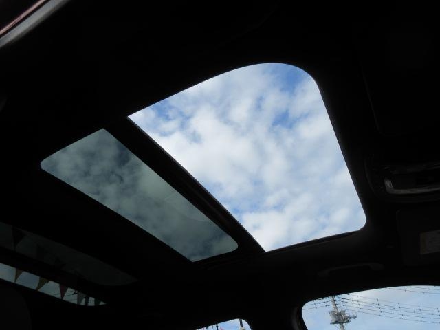 ＧＬＢ ＧＬＢ３５　４マチック　７人乗　・ＡＭＧレザーエクスクルーシブ　パノラミクススライディングルーフ　純正ワイドナビＴＶ　全周囲カメラ　赤黒本革シート　シートヒーター　電動ゲート　アクティブブレーキアシスト　ＢＳＭ　純正ＡＭＧ１９アルミ（7枚目）