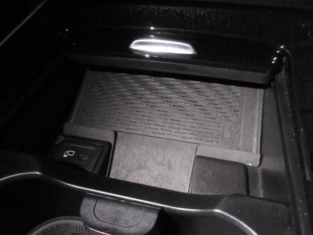 ＧＬＢ ＧＬＢ３５　４マチック　７人乗　・ＡＭＧレザーエクスクルーシブ　パノラミクススライディングルーフ　純正ワイドナビＴＶ　全周囲カメラ　赤黒本革シート　シートヒーター　電動ゲート　アクティブブレーキアシスト　ＢＳＭ　純正ＡＭＧ１９アルミ（10枚目）