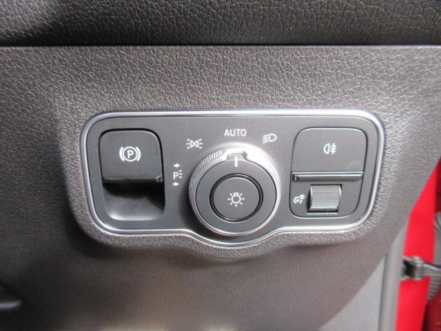 ＧＬＢ ＧＬＢ３５　４マチック　７人乗　・ＡＭＧレザーエクスクルーシブ　パノラミクススライディングルーフ　純正ワイドナビＴＶ　全周囲カメラ　赤黒本革シート　シートヒーター　電動ゲート　アクティブブレーキアシスト　ＢＳＭ　純正ＡＭＧ１９アルミ（53枚目）