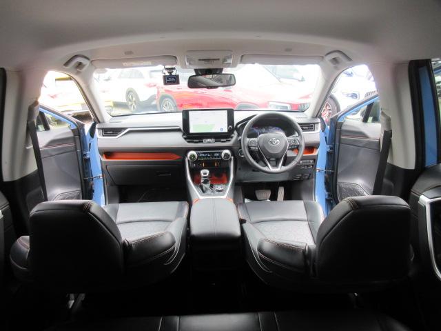 専用レザーシート＆黒インテリアは高級感がありますね♪差し色のオレンジはお洒落さを引き立てております♪内装も使用感無く素晴らしいコンディションを維持しており車内の気になる嫌な臭いもありません！！