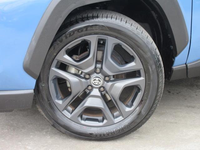 純正１８インチアルミホイール搭載♪　専用のマッドブラック仕様になっておりかっこいい仕上がりとなっております♪