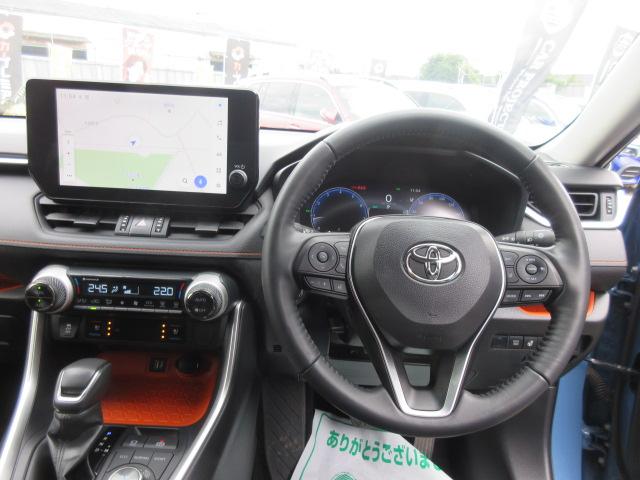 ステアリング回りもとても綺麗なコンディションが保たれております♪　革巻きステアリング付きでグリップ感もよく、ドライブをサポートしてくれます♪