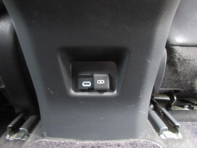 後部座席用にＵＳＢポートが搭載しております♪　後部座席に乗っている方でも充電が出来ますね♪