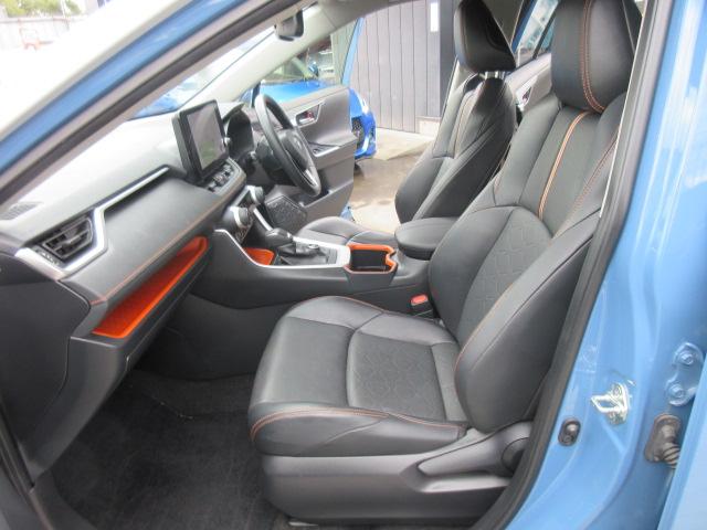 助手席回りもとても綺麗なコンディションが保たれております♪　足元まで広々しており長距離運転でも安心ですね♪