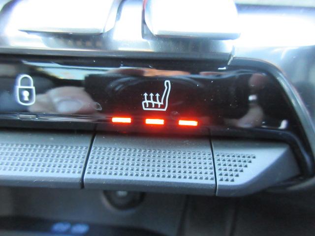 ５００８ ＧＴブルーＨＤｉ　７人乗　後期型　サンルーフ　純正ナビ　フルセグ　左サイド＆バックカメラ　ハーフレザー　シートヒーター　マッサージ機能　ワイヤレス充電　電動ゲート　ハンズフリーパワーバックドア　アクティブセーフティブレーキ（7枚目）