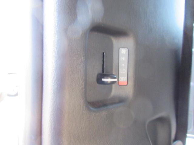 ハイエースバン スーパーＧＬ　ダークプライムＩＩ　・ディーゼルターボ　セーフティセンス　純正ナビ　フルセグＴＶ　バックカメラ　ＡＣ１００Ｖ　ハーフレザー　両側スライドドア　ＬＤＡ　前後ソナー　ＰＫＳＢ　イージークローザー　メッキドアハンドル＆ミラー（50枚目）