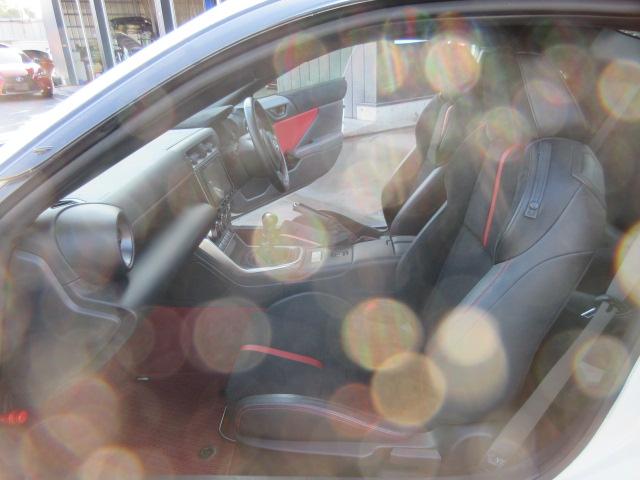 GR86 RZ 6速MT ・ワンオーナー 純正9型ナビ フルセグTV Bカメラ ETC ドラレコ ハーフレザーシート シートヒーター GRフルエアロ&トランクスポイラー&サスペンション&スポーツマフラー 純正18アルミ(24枚目)