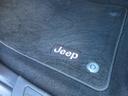 フロアマットにはJEEPのロゴがございます♪車内を国庫良い印象へと導いてくれます♪新車当時ではオプションとなりフロアマット!ない車両も多くございますが、こちらの車両では御用にがございます♪