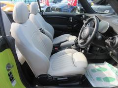 白本革シートになりますので高級感あります♪とっても綺麗なコンディション車両です♪ 2