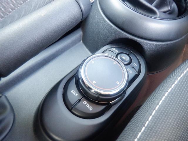 ＭＩＮＩ クーパー　５ドア　純正ナビ　バックカメラ・ソナー　衝突軽減　歩行者検知　ＬＥＤライト　ヘッドアップディスプレイ　ＥＴＣ　ＬＩＭ　アイドリングストップ　ＵＳＢ　ブルートゥース　スマートキー　純正１５インチアルミホイール（23枚目）