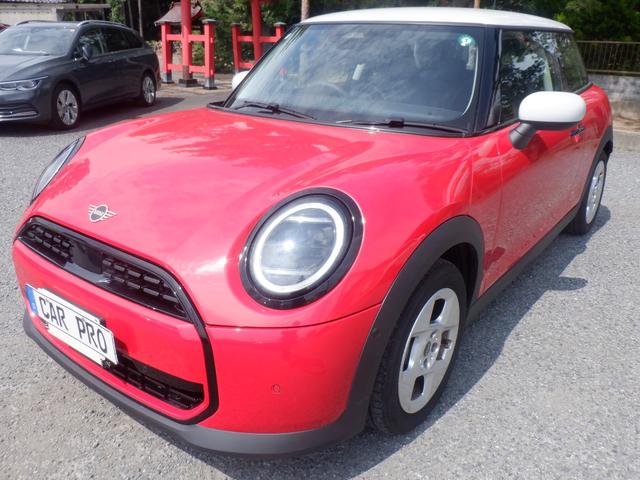 ＭＩＮＩ クーパーＣ　クラシック・トリム　３ドア　ハーフ革　スマートキー　ヘッドＵＰディスプレイ　ナビ　Ｂカメラ　３６０度ソナー　パーキングアシスト　ＬＥＤ　ＥＴＣ　ディスプレイオーディオ　ｃａｒＰＬＡＹ　ＵＳＢ　ブルートゥース　アイドリングストップ（2枚目）