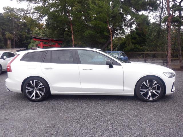 Ｖ６０ Ｂ５　Ｒデザイン　クライメイトパッケージ　１オーナー　ハーマンカードン　ハーフレザー　ハンドル＆シートヒーター　電動シート　ナビ　ＴＶ　３６０度カメラ　ＨＵＤ　電動リアゲート　スマートキー　ＡＣＣ　ＬＥＤライト　ＥＴＣ　アイドリングストップ（5枚目）