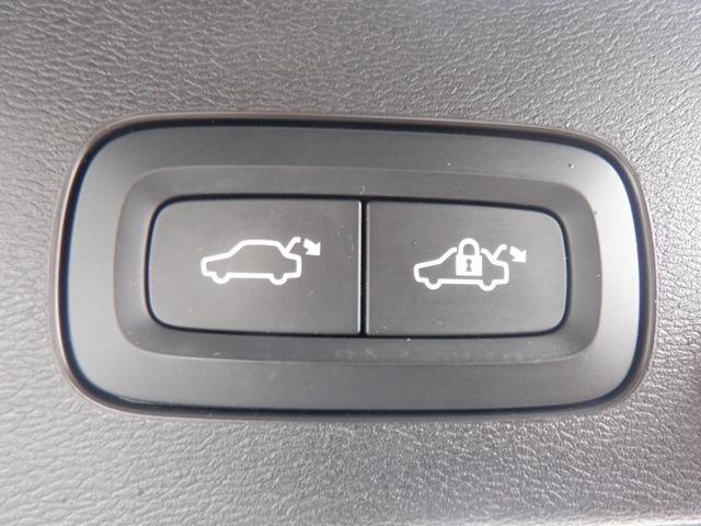 Ｖ６０ Ｂ５　Ｒデザイン　クライメイトパッケージ　１オーナー　ハーマンカードン　ハーフレザー　ハンドル＆シートヒーター　電動シート　ナビ　ＴＶ　３６０度カメラ　ＨＵＤ　電動リアゲート　スマートキー　ＡＣＣ　ＬＥＤライト　ＥＴＣ　アイドリングストップ（19枚目）