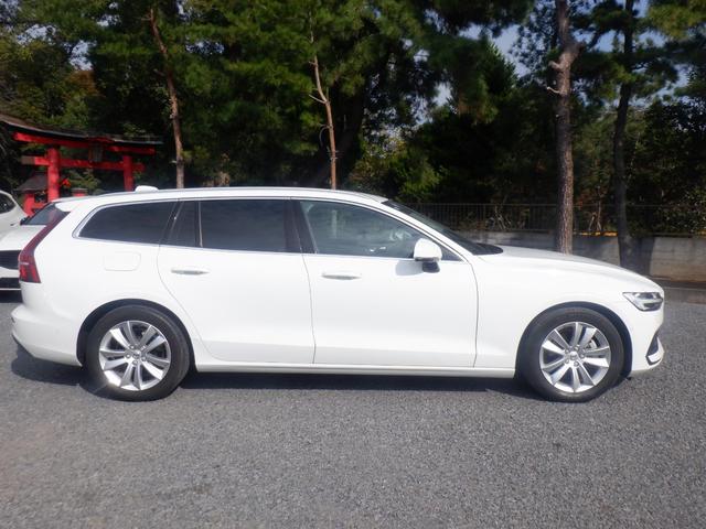 Ｖ６０ Ｂ４　モメンタム　クライメイトパッケージ　ハンドル＆シートヒーター　ナビＴＶ　３６０度カメラ　ソナー　ＡＣＣ　衝突軽減　パーキングアシスト　黒革　電動リアゲート　ＬＥＤ　ＥＴＣ　ｃａｒＰＬＡＹ　ＵＳＢ　Ｂｌｕｅｔｏｏｔｈ　ワイヤレス充電（5枚目）