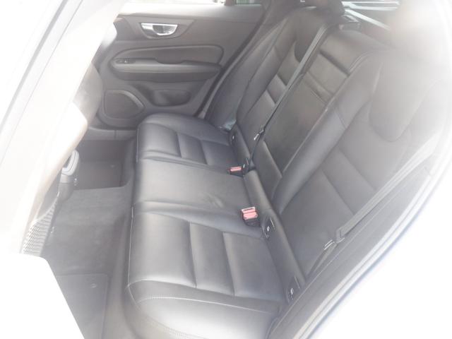 Ｖ６０ Ｂ４　モメンタム　クライメイトパッケージ　ハンドル＆シートヒーター　ナビＴＶ　３６０度カメラ　ソナー　ＡＣＣ　衝突軽減　パーキングアシスト　黒革　電動リアゲート　ＬＥＤ　ＥＴＣ　ｃａｒＰＬＡＹ　ＵＳＢ　Ｂｌｕｅｔｏｏｔｈ　ワイヤレス充電（16枚目）