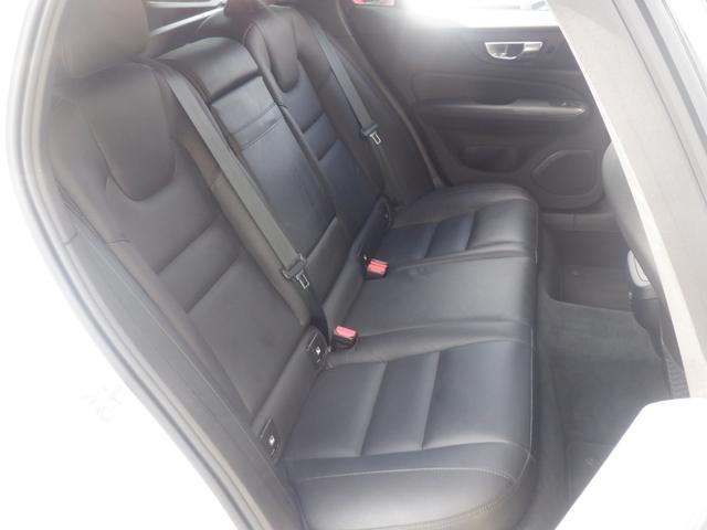 Ｖ６０ Ｂ４　モメンタム　クライメイトパッケージ　ハンドル＆シートヒーター　ナビＴＶ　３６０度カメラ　ソナー　ＡＣＣ　衝突軽減　パーキングアシスト　黒革　電動リアゲート　ＬＥＤ　ＥＴＣ　ｃａｒＰＬＡＹ　ＵＳＢ　Ｂｌｕｅｔｏｏｔｈ　ワイヤレス充電（17枚目）