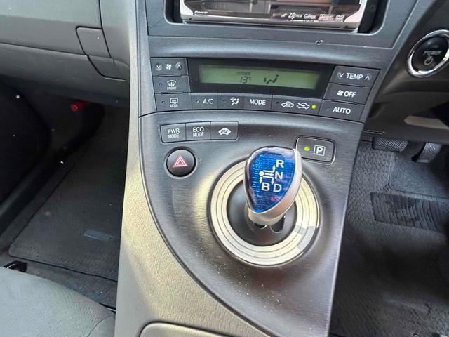 プリウス L アルミホイール CVT スマートキー アイドリングストップ 電動格納ミラー 盗難防止システム CD MD 衝突安全ボディ ABS ESC エアコン パワーステアリング パワーウィンドウ(3枚目)