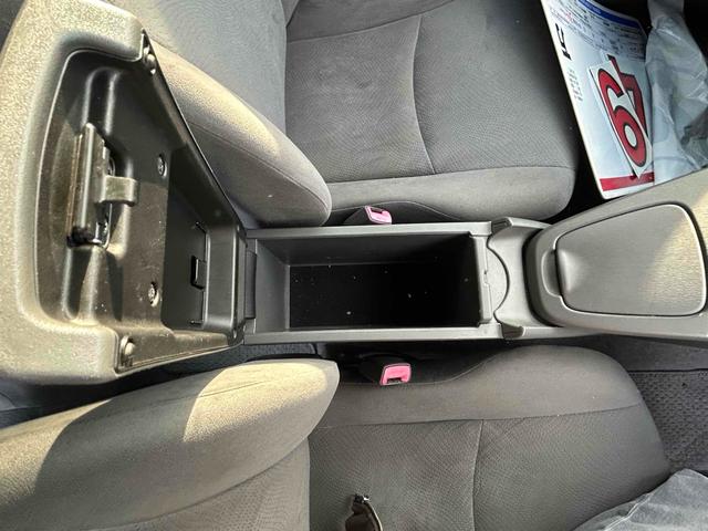 プリウス L アルミホイール CVT スマートキー アイドリングストップ 電動格納ミラー 盗難防止システム CD MD 衝突安全ボディ ABS ESC エアコン パワーステアリング パワーウィンドウ(5枚目)