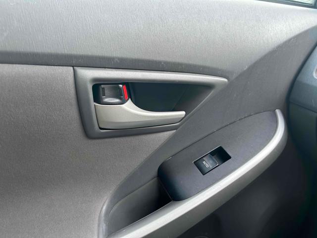 プリウス S ナビ アルミホイール CVT スマートキー 電動格納ミラー 盗難防止システム ミュージックプレイヤー接続可 衝突安全ボディ ABS ESC エアコン パワーステアリング パワーウィンドウ(7枚目)
