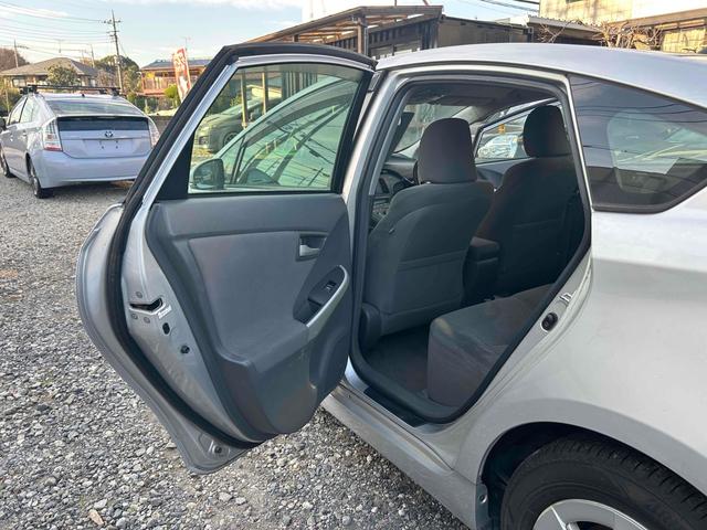 プリウス S ナビ アルミホイール CVT スマートキー 電動格納ミラー 盗難防止システム ミュージックプレイヤー接続可 衝突安全ボディ ABS ESC エアコン パワーステアリング パワーウィンドウ(9枚目)