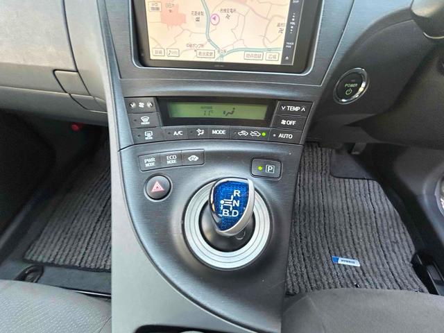 プリウス S ドライブレコーダー ETC ナビ クリアランスソナー アルミホイール スマートキー 電動格納ミラー CVT 盗難防止システム 衝突安全ボディ ABS ESC エアコン パワーステアリング(4枚目)