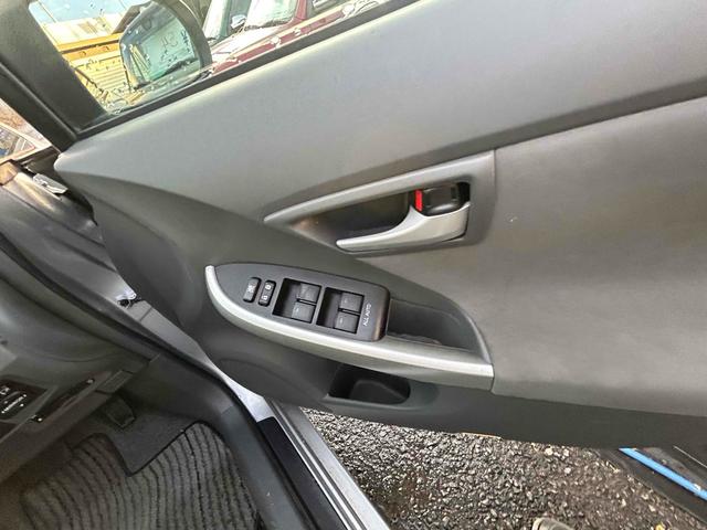 プリウス S ドライブレコーダー ETC ナビ クリアランスソナー アルミホイール スマートキー 電動格納ミラー CVT 盗難防止システム 衝突安全ボディ ABS ESC エアコン パワーステアリング(7枚目)