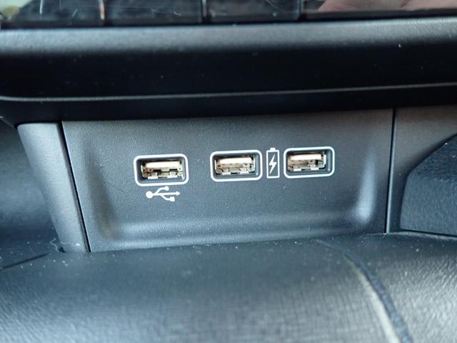 ＵＳＢポート３口装着されています。スマホの充電など様々な使用用途でご活用ください。