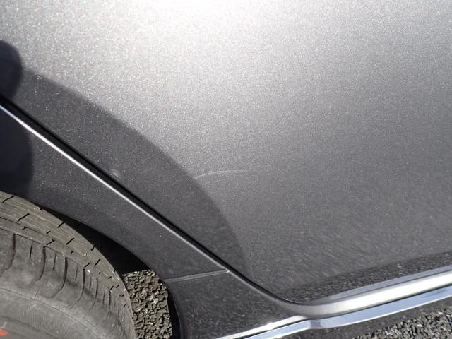 ボディ右側に薄く擦り傷があります。