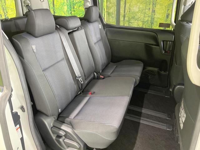 ヴォクシー ＺＳ　煌　純正ＳＤナビ　両側電動スライドドア　禁煙車　ＬＥＤヘッドランプ　アイドリングストップ　１６インチアルミ　スマートキー　デュアルオートエアコン　革巻ステアリングホイール　エアロバンパー（10枚目）