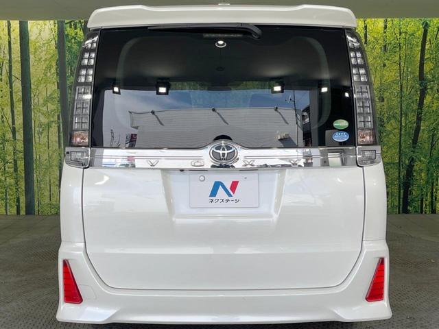 ヴォクシー ＺＳ　煌　純正ＳＤナビ　両側電動スライドドア　禁煙車　ＬＥＤヘッドランプ　アイドリングストップ　１６インチアルミ　スマートキー　デュアルオートエアコン　革巻ステアリングホイール　エアロバンパー（16枚目）
