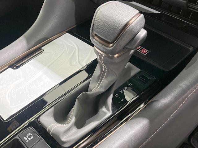 アルファードハイブリッド Ｚ　禁煙車　１４型ＤＡ　左右独立ムーンルーフ　１３型フリップダウンモニター　デジタルインナーミラー　全周囲カメラ　合皮シート　パワーシート　シートベンチレーション　パワーバックドア　３眼ＬＥＤヘッド（25枚目）