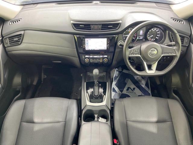 エクストレイル ２０Ｘ　サンルーフ　ルーフレール　純正ＳＤナビ　禁煙車　防水シート　純正１８インチアルミ　ＬＥＤヘッドランプ　フォグランプ　革巻ステアリング　スマートキー　パワーバックドア　左右独立温度調整オートエアコン（2枚目）