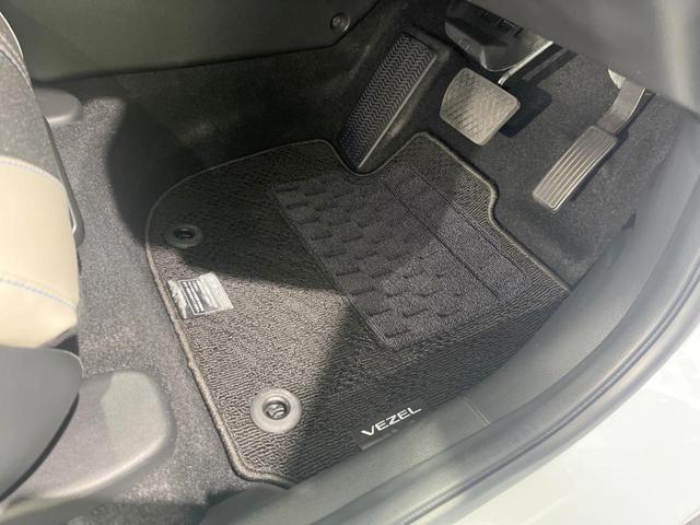 ヴェゼル ｅ：ＨＥＶ　Ｚ・ＰＬａＹパッケージ　パノラマルーフ　プレミアムオーディオ　全周囲カメラ　９型ホンダコネクトディスプレイ　禁煙車　ワイヤレス充電　ＥＴＣ２．０　ツートーンルーフ　１８インチアルミ　ハンズフリーパワーバックドア　コンビシート（52枚目）
