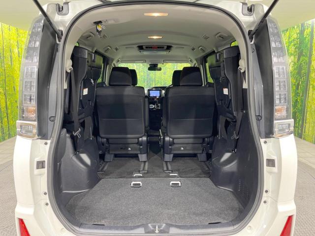 ヴォクシー ＺＳ　煌ＩＩ　禁煙車　８型ナビ　１２．８型後席モニター　両側電動スライドドア　セーフティセンス　ＬＥＤヘッドランプ　ＬＥＤフォグランプ　純正１６インチアルミ　オートライト　リアオートエアコン　バックカメラ（11枚目）