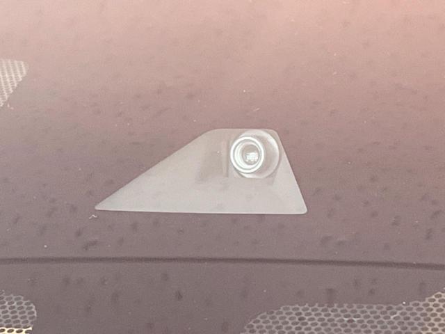 キックス Ｘ　ツートーンインテリアエディション　純正フルエアロ　純正９型ＳＤナビ　全周囲カメラ　エマージェンシーブレーキ　プロパイロット　デジタルインナーミラー　禁煙車　コーナーセンサー　シートヒーター　ＬＥＤヘッド／フォグ　２トーン合皮シート（6枚目）