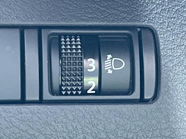 キックス Ｘ　ツートーンインテリアエディション　純正フルエアロ　純正９型ＳＤナビ　全周囲カメラ　エマージェンシーブレーキ　プロパイロット　デジタルインナーミラー　禁煙車　コーナーセンサー　シートヒーター　ＬＥＤヘッド／フォグ　２トーン合皮シート（37枚目）