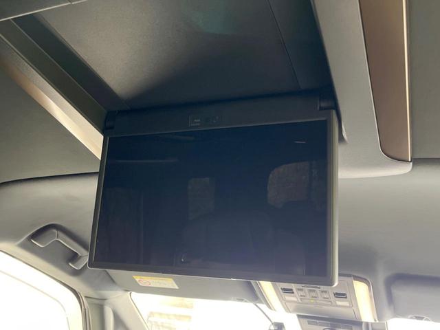 【１３．２型有機ＥＬフリップダウン】三列目からでも迫力のエンタメが観れる大画面フリップダウン。有機ＥＬのモニターでは、一般的なフリップダウンよりも高コントラストでキレイな映像を楽しめます。