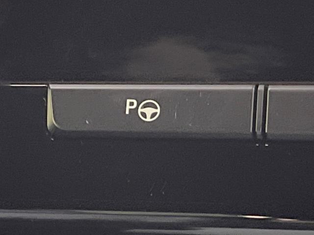 【リモート機能つきアドバンスドパーク】専用スマートフォンアプリの使用で、車外から遠隔駐車・出庫が可能な先進機能。広い場所で乗り降りしたい時に便利です♪