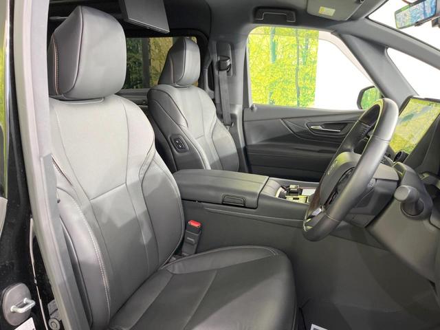 【合皮レザーシート】汚れのふき取りが容易でメンテナンスもが簡単な、機能性に優れる合成皮革を採用した上質なシートです。座り心地もよく、高級感あふれる心地良い車内空間を演出してくれます。