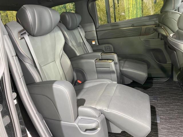 【オットマン付セカンドシート】シートベンチレーション／パワーリクライニング／サイドテーブル等…ファーストクラスで過ごすような満ち足りたひとときを、ご満喫いただけます。