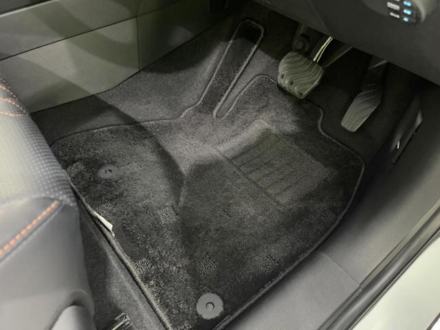 アウトランダーPHEV P パノラマサンルーフ メーカー9型ナビ 全周囲カメラ BOSEサウンド ルーフレール 100V電源 マイパイロット eアシスト 禁煙車 電動リアゲート レザーシート コーナーセンサー LEDヘッド(54枚目)