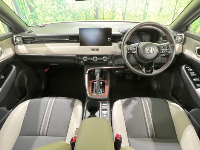 ヴェゼル ｅ：ＨＥＶ　ＰＬａＹ　パノラマルーフ　メーカー９型ナビ　バックカメラ　ホンダセンシング　ＢＳＭ　禁煙　電動リアゲート　ハーフレザーシート　デジタルインナーミラー　コーナーセンサー　シートヒーター　置くだけ充電　ＬＥＤヘッド（2枚目）