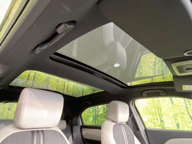 ヴェゼル ｅ：ＨＥＶ　ＰＬａＹ　パノラマルーフ　メーカー９型ナビ　バックカメラ　ホンダセンシング　ＢＳＭ　禁煙　電動リアゲート　ハーフレザーシート　デジタルインナーミラー　コーナーセンサー　シートヒーター　置くだけ充電　ＬＥＤヘッド（3枚目）