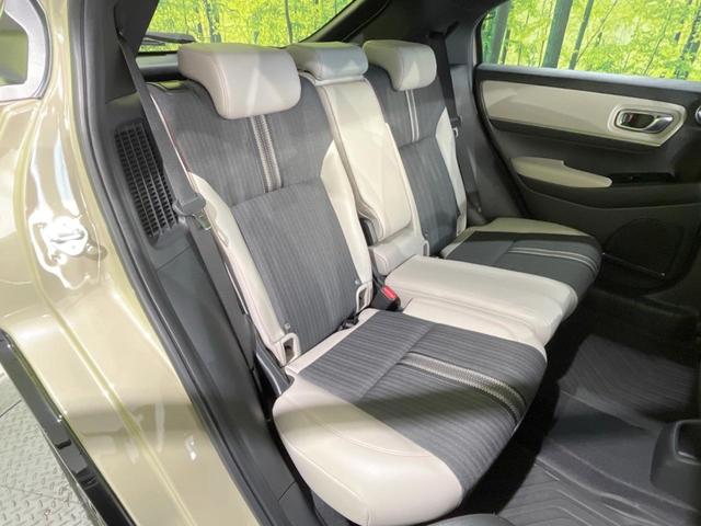 ヴェゼル ｅ：ＨＥＶ　ＰＬａＹ　パノラマルーフ　メーカー９型ナビ　バックカメラ　ホンダセンシング　ＢＳＭ　禁煙　電動リアゲート　ハーフレザーシート　デジタルインナーミラー　コーナーセンサー　シートヒーター　置くだけ充電　ＬＥＤヘッド（9枚目）