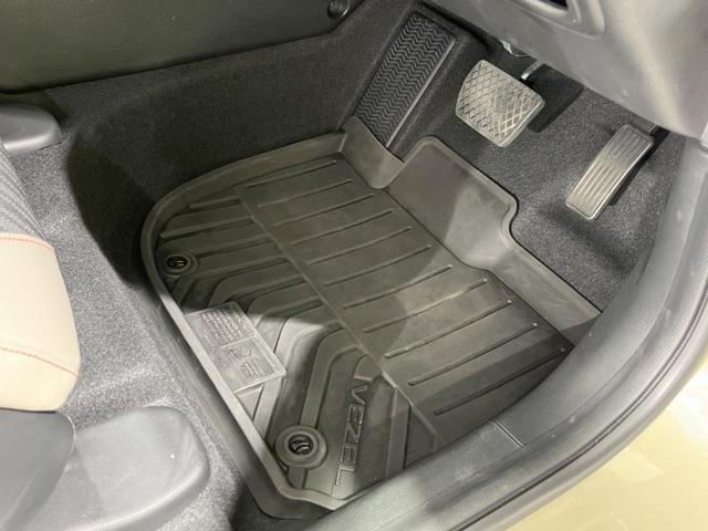 ヴェゼル ｅ：ＨＥＶ　ＰＬａＹ　パノラマルーフ　メーカー９型ナビ　バックカメラ　ホンダセンシング　ＢＳＭ　禁煙　電動リアゲート　ハーフレザーシート　デジタルインナーミラー　コーナーセンサー　シートヒーター　置くだけ充電　ＬＥＤヘッド（26枚目）